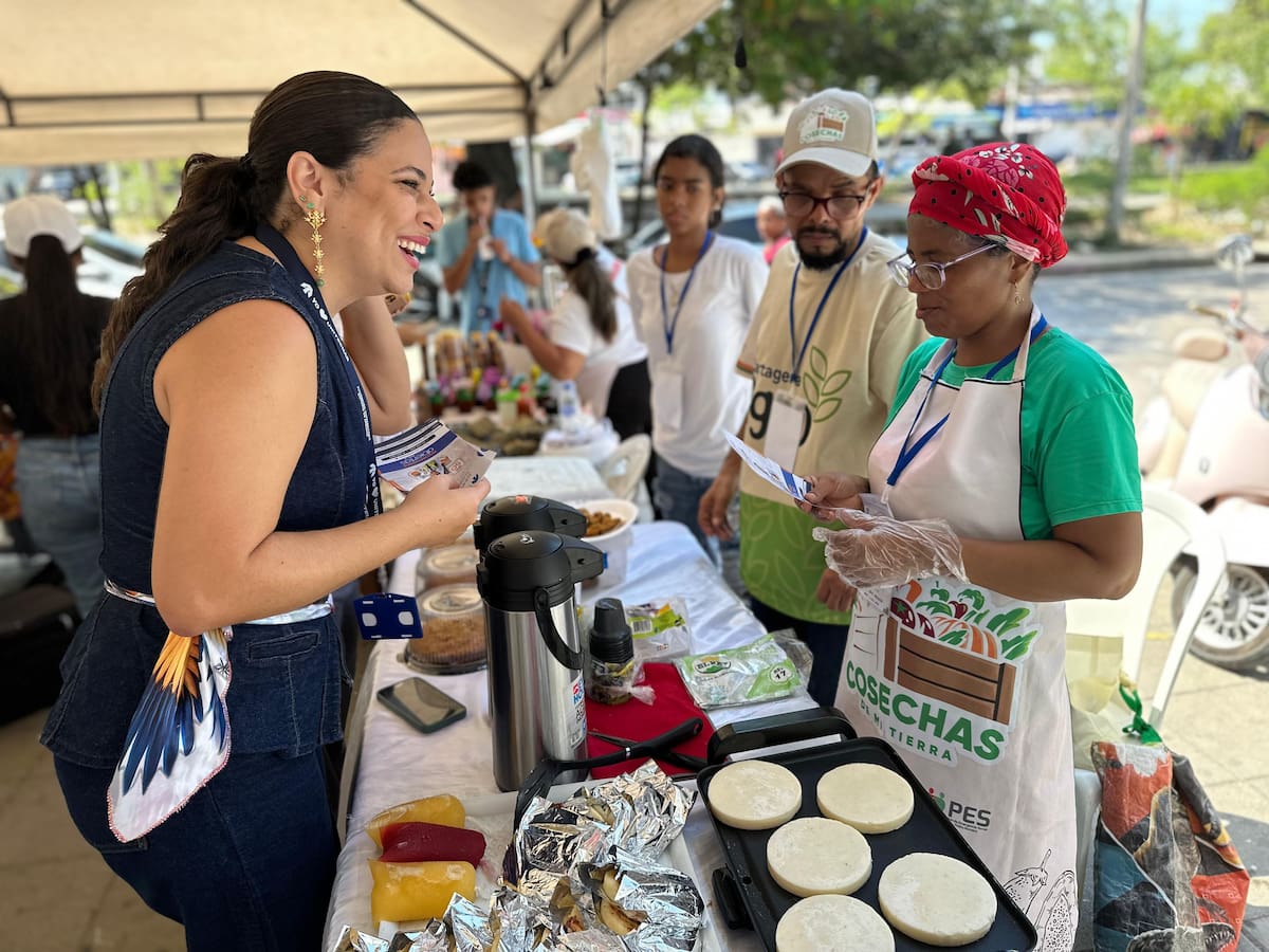 Las arepas y dulces también tomaron su lugar en el mercado campesino "Cosechas de mi tierra" // Cortesía: Alcaldía de Cartagena.