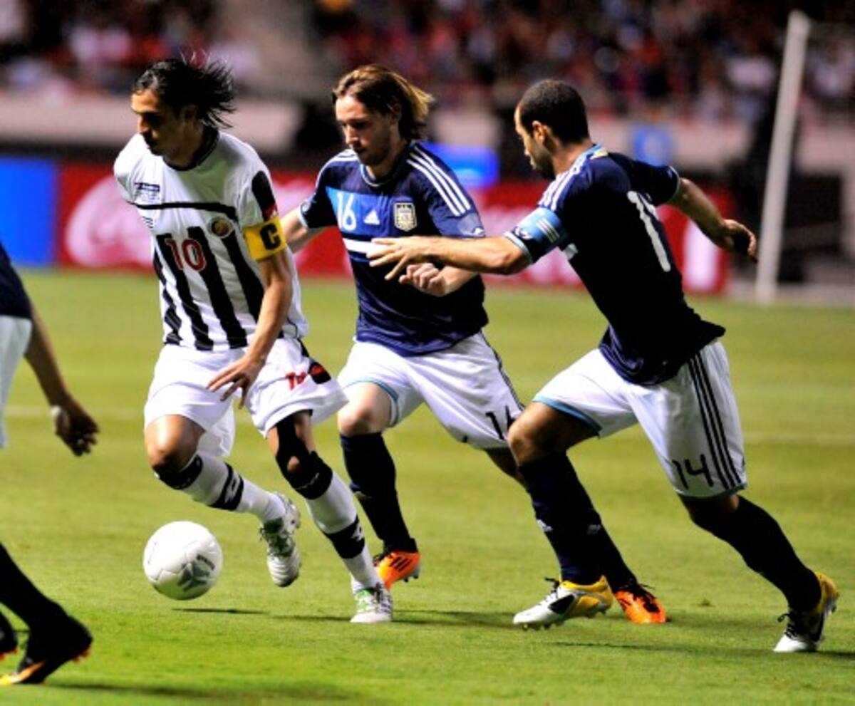 Brian Ruiz, Lucas Biglia y Javier Mascherano disputan un balón en el choque disputado anoche en el estadio Nacional de San José, que terminó igualado sin goles entre Argentina y Costa Rica. AFP