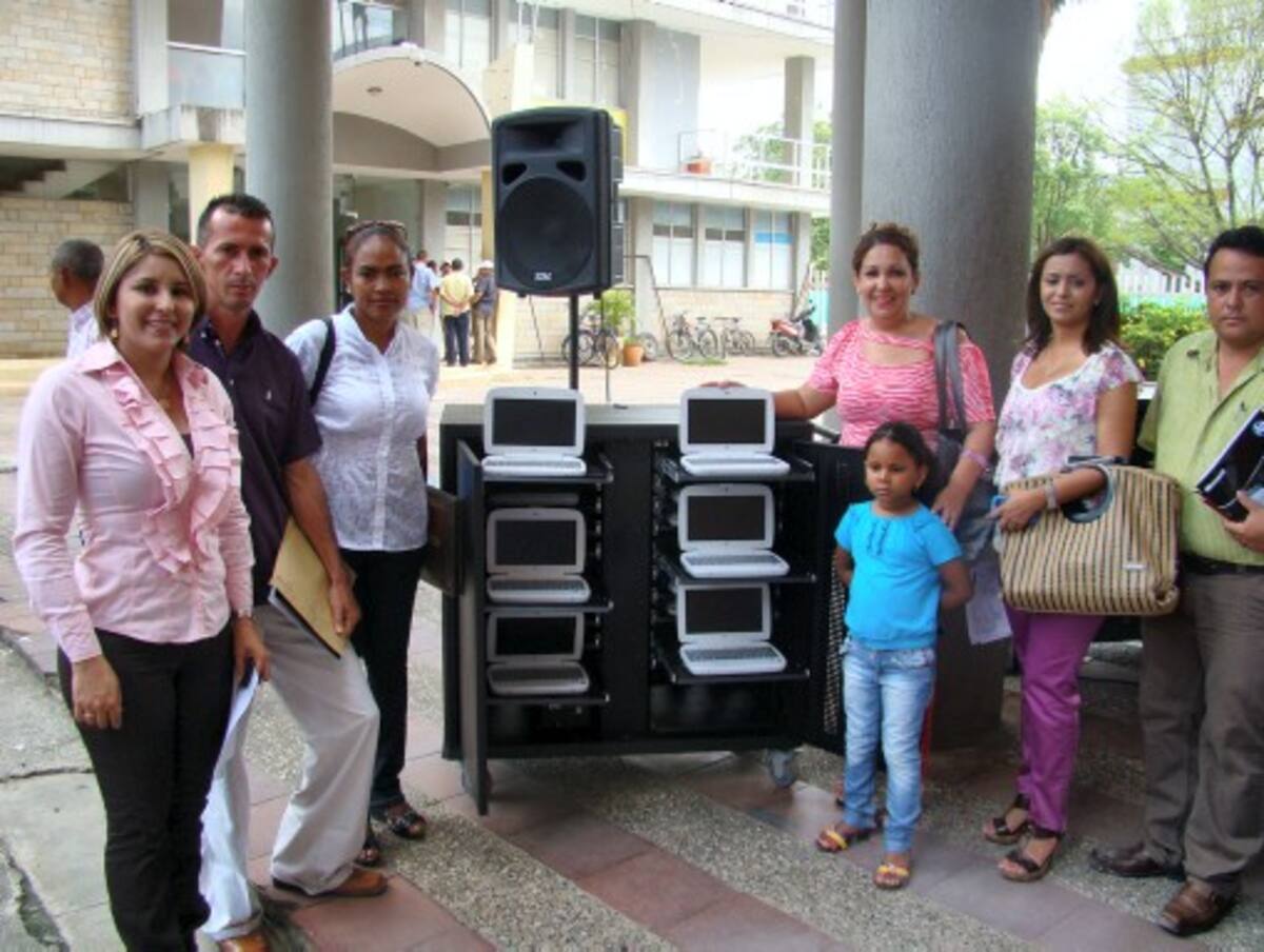 Aulas digitales para facilitar el acceso a los computadores fueron donadas a colegios de 7 municipios.