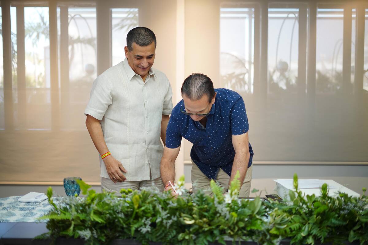 Dumek Turbay Paz, alcalde mayor de Cartagena; Juan Carlos Mora, director ejecutivo de Bancolombia; firman crédito para obras de infraestructura vial y educativa. // Cortesía: Alcaldía de Cartagena.