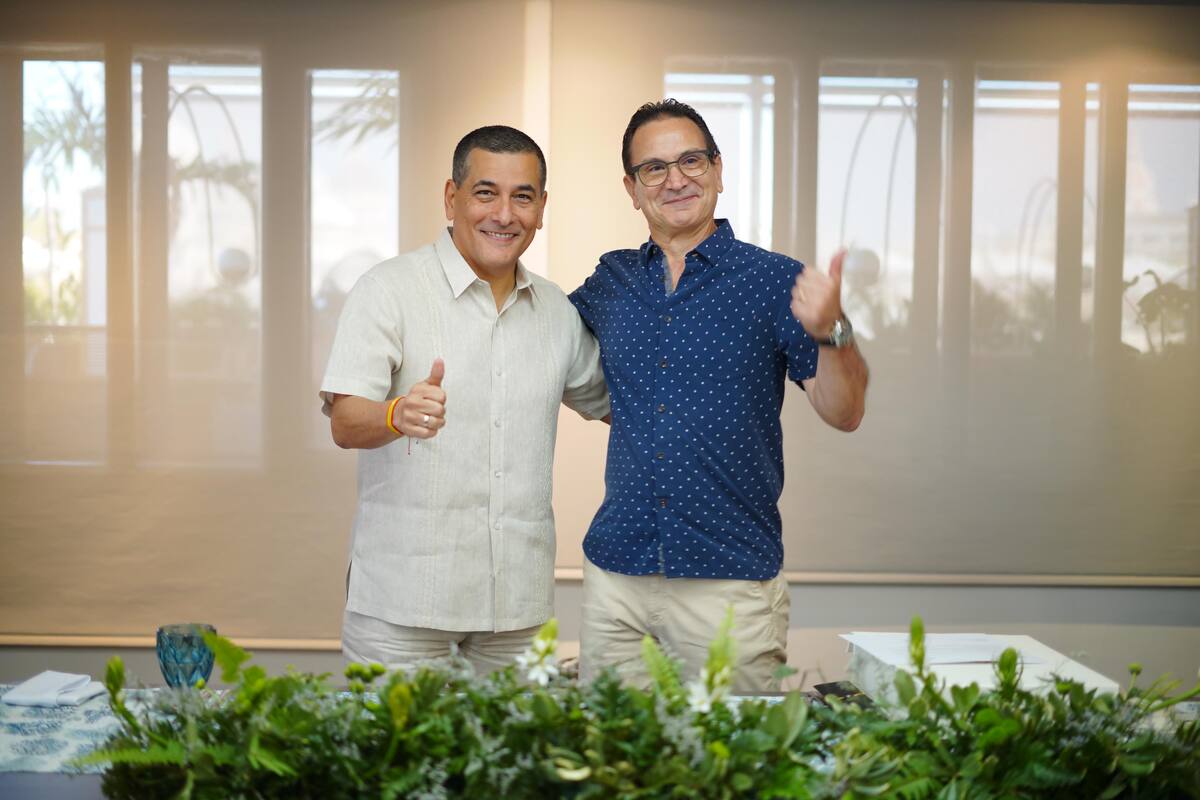 Dumek Turbay Paz, alcalde mayor de Cartagena; Juan Carlos Mora, director ejecutivo de Bancolombia; firman crédito para obras de infraestructura vial y educativa. // Cortesía: Alcaldía de Cartagena.