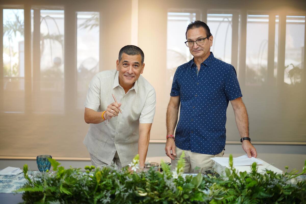 Dumek Turbay Paz, alcalde mayor de Cartagena; Juan Carlos Mora, director ejecutivo de Bancolombia; firman crédito para obras de infraestructura vial y educativa. // Cortesía: Alcaldía de Cartagena.