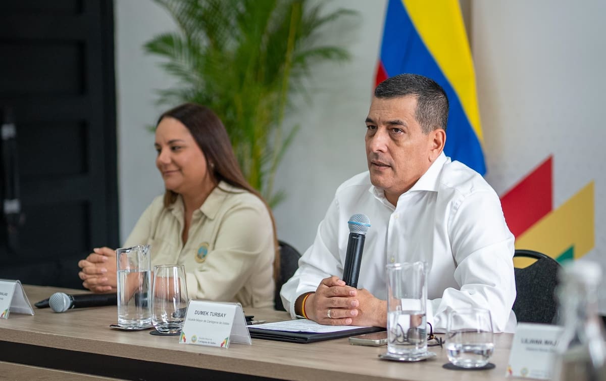 La secretaria de Hacienda, María Camila Salas y el alcalde Dumek Turbay, durante el encuentro con representantes del sector financiero. // Cortesía