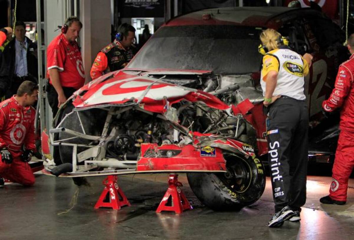 Así quedó el carro del piloto colombiano Juan Pablo Montoya después del accidente. AP John Raoux