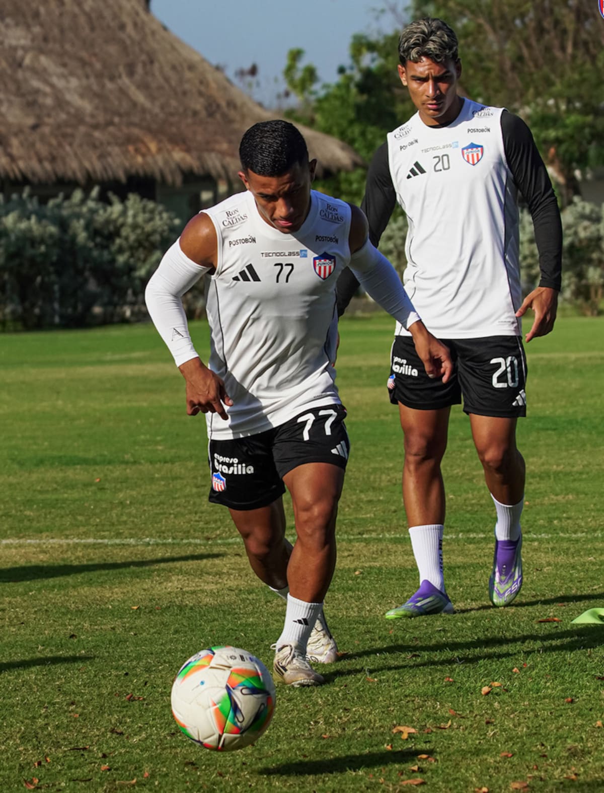 Los jugadores Cristian Barrios y Jannenson Sarmiento harán. parte de los convocados por Junior para enfrentar a Millonarios.//Cortesía @JuniorClubSA.
