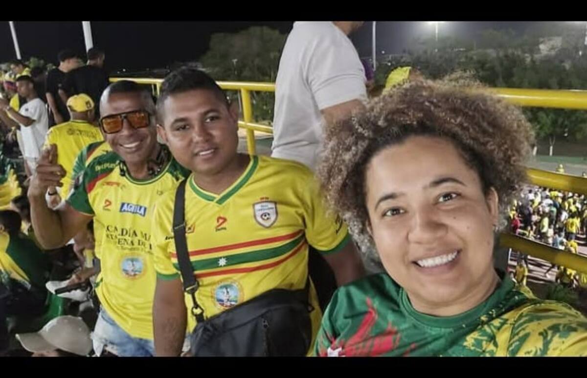 Cristian y sus amigos en el estadio Jaime Morón. // CORTESÍA