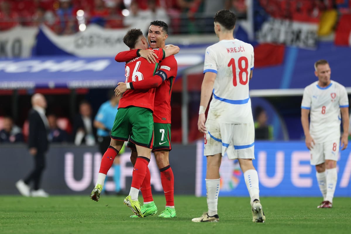 El jugador portugués Francisco Conceicao (R) celebra con su compañero Cristiano Ronaldo al final del partido de fútbol del grupo F de la UEFA EURO 2024 entre Portugal y la República Checa, en Leipzig, Alemania, el 18 de junio de 2024. //EFE