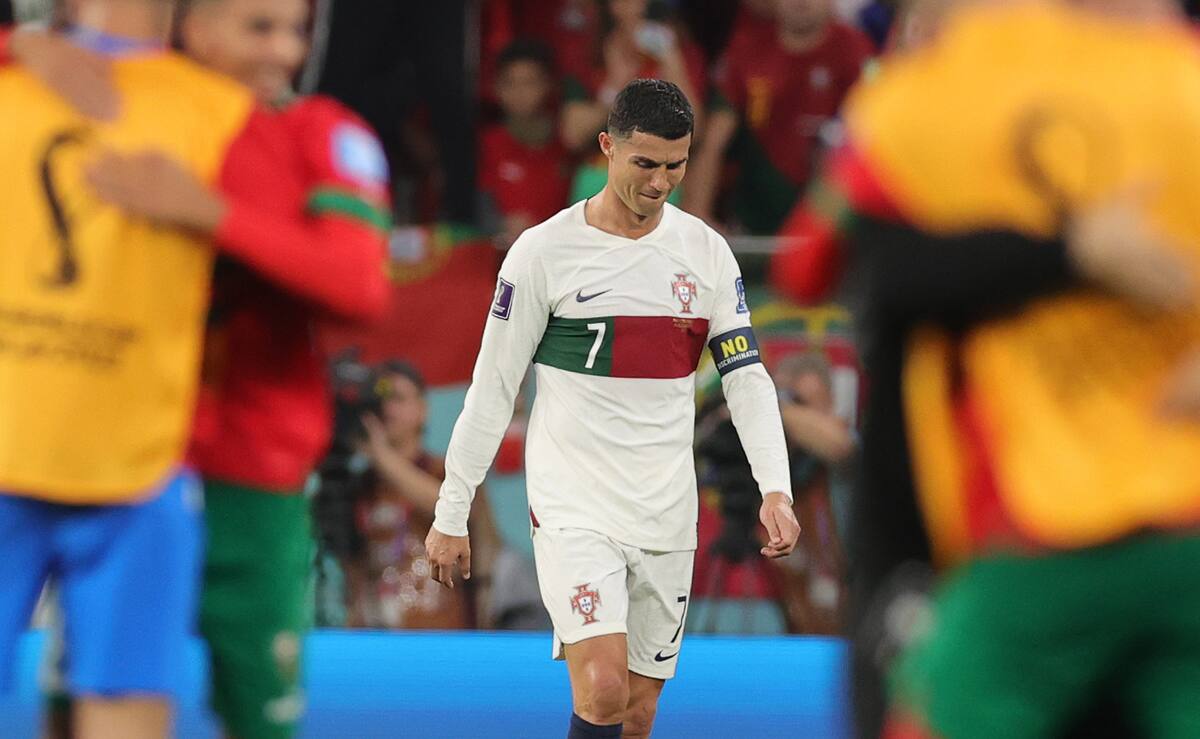 Cristiano Ronaldo se retira del campo tras ser eliminado por Marruecos en los cuartos de final del Mundial de Qatar 2022. //Foto, EFE: Friedemann Vogel