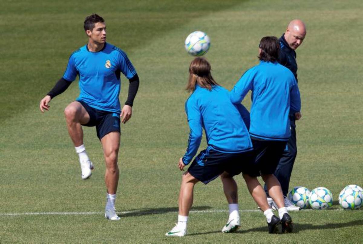 Real Madrid, con Cristiano Ronaldo, entrenó ayer y definió su onceno titular para el choque del miércoles ante Bayern. AP