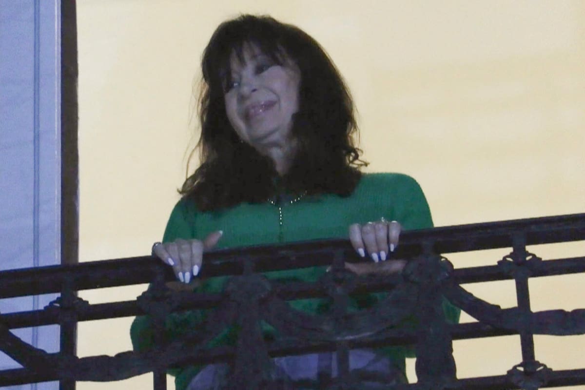 Captura de un video que muestra a la expresidenta argentina Cristina Fernández en el balcón de su casa. La exmandataria cumple con una condena a seis años de prisión en su domicilio, luego de que la Justicia aclaró que sí podía asomarse al balcón de su residencia. // EFE - Julieta Barrera.