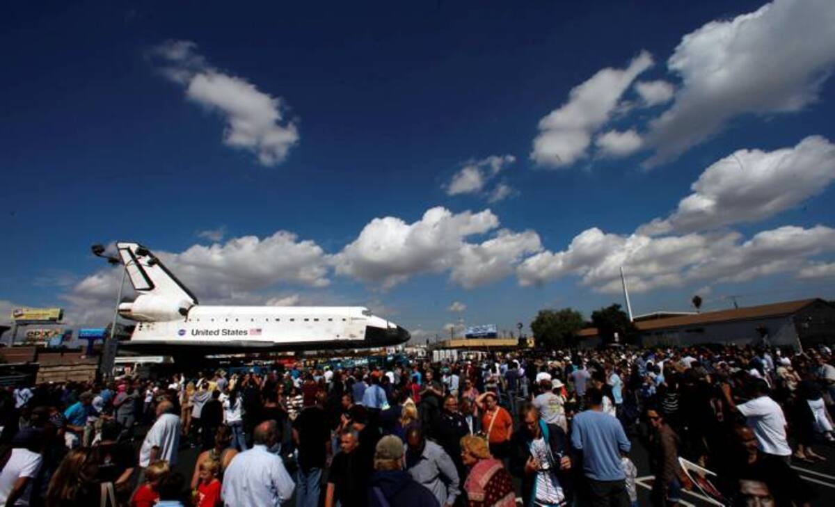 El transbordador espacial Endeavour fue trasladado a un museo en Los Angeles AP