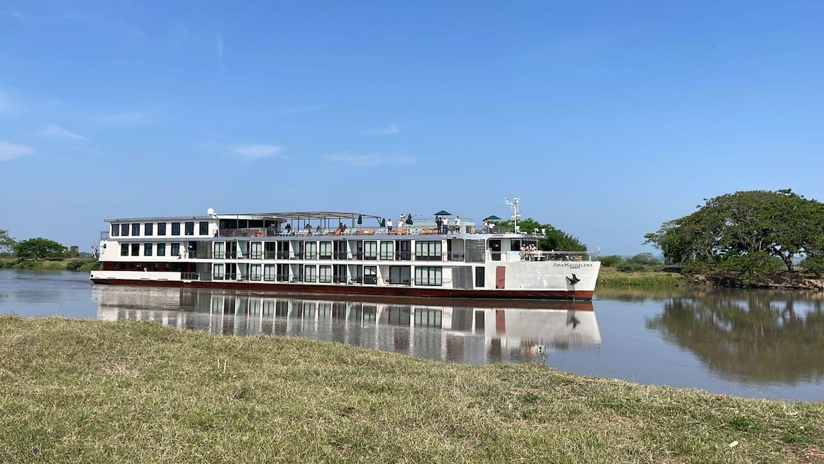 El crucero AmaMagdalena pasando por el municipio de Mahates. // Foto: cortesía
