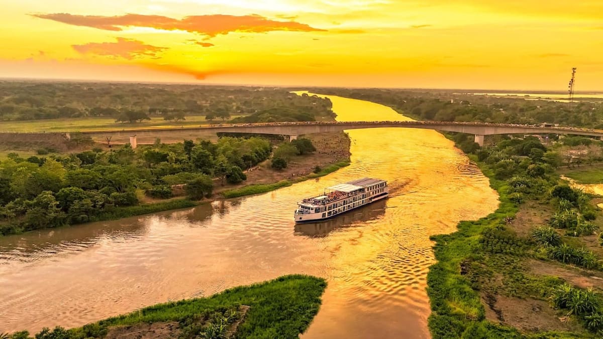 El crucero fluvial AmaMagdalena navegando por aguas del río Magdalena. // Cortesía.