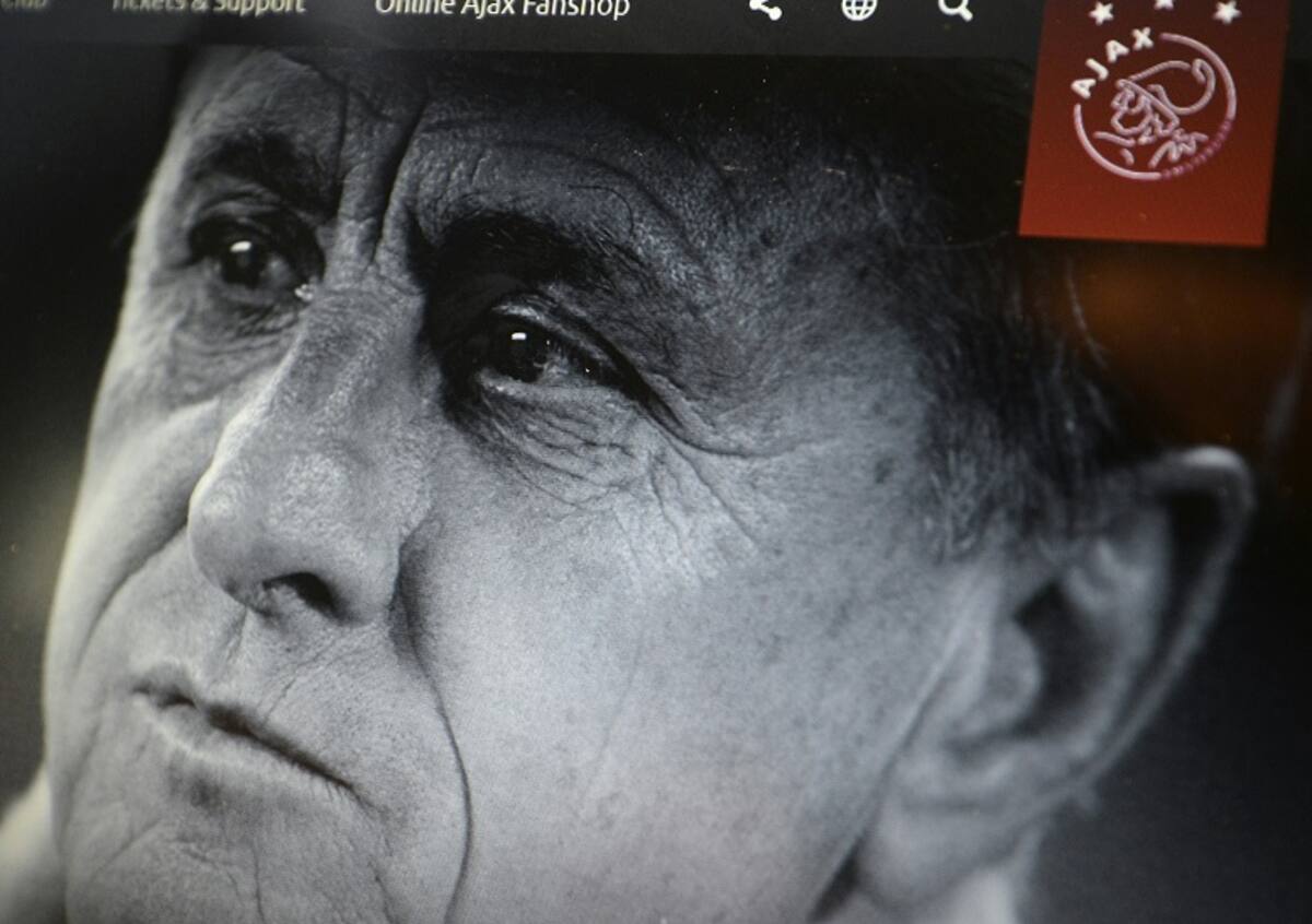 La página web oficial del Ajax de Amsterdam, muestra una foto de Johan Cruyff , en Amsterdam el 24 de marzo de 2016. AFP