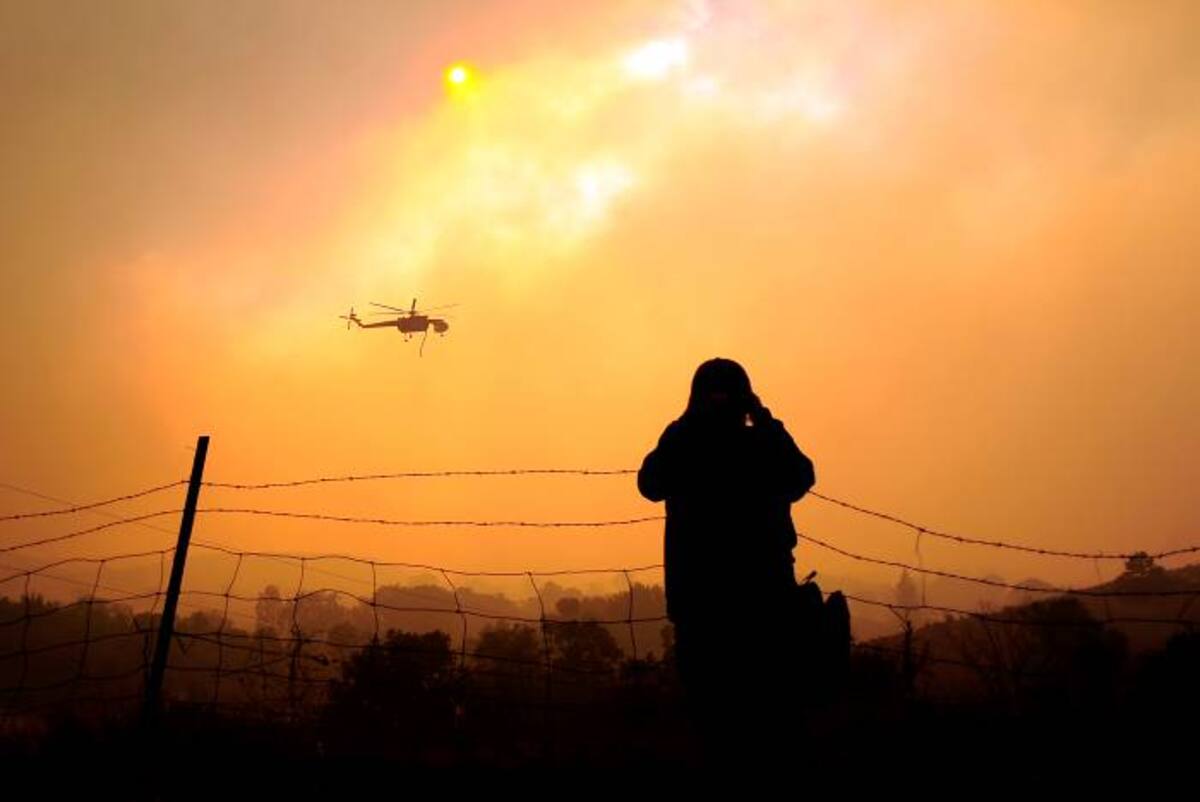 En Colorado, debido al incendio, un denso manto de humo oscurecía el sol y creaba a mediodía un crepúsculo misterioso de color naranja. AP AAron Ontiveroz