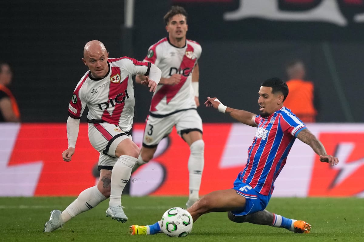 Daniel Muñoz tuvo una labor más defensiva en la final de la Conference League entre Crystal Palace y Rayo Vallecano. //Foto, AP: Ebrahim Noroozi