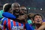 Daniel Muñoz y Jefferson Lerma, campeones de Conference League con Crystal Palace