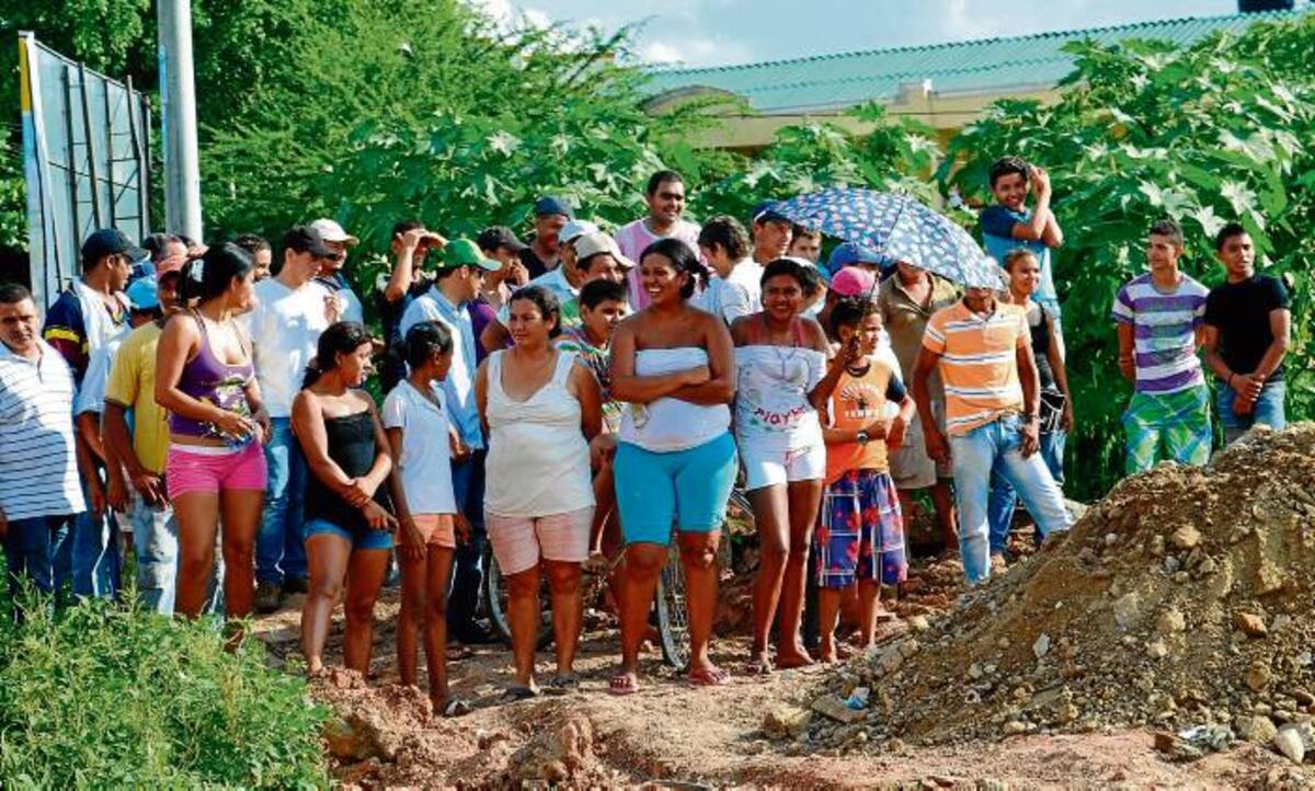 Muchos habitantes del sector donde se encontró el cadáver del hombre, avisaron a las autoridades del caso presentado.