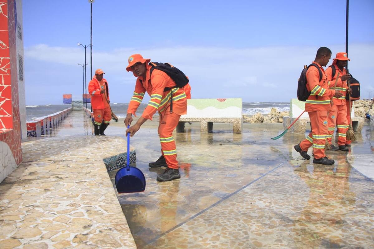 Cuadrillas de la Alcaldía haciendo limpieza. // Foto: Julio Castaño - El Universal