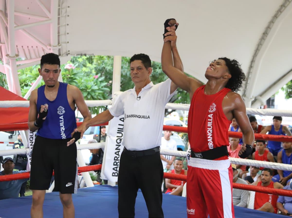 Omar Maldonado, derecha, celebra su victoria sobre Alfonso Ariza, luego de haber perdido en cinco enfrentamientos anteriores contra su rival.//Cortesía Alcaldía de Barranquilla.
