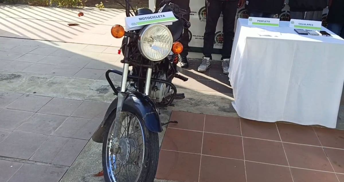 Elementos incautados a los capturados: panfletos, dinero producto de la extorsión, celulares y motos. // FOOT: SUMINISTRADA POR POLICÍA NACIONAL.