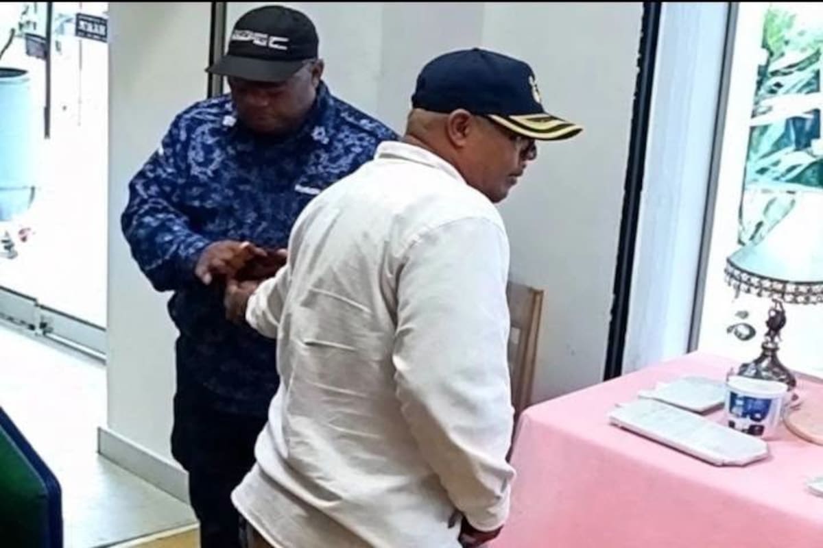 Video: cuatro hombres disfrazados del Inpec robaron una joyería
