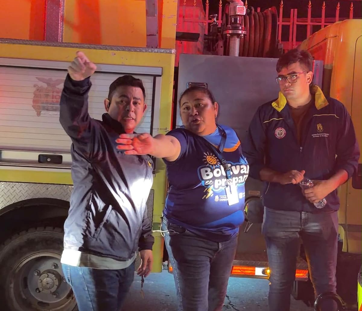 Cuatro municipios de Bolívar enviaron ayuda para atender incendio de cuatro locales frente al Centro Comercial La Plazuela. // Cortesía - Gobernación de Bolívar