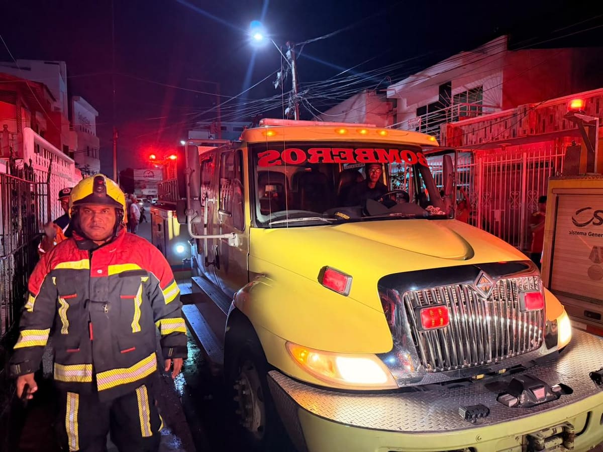 Cuatro municipios de Bolívar enviaron ayuda para atender incendio de cuatro locales frente al Centro Comercial La Plazuela. // Cortesía - Gobernación de Bolívar