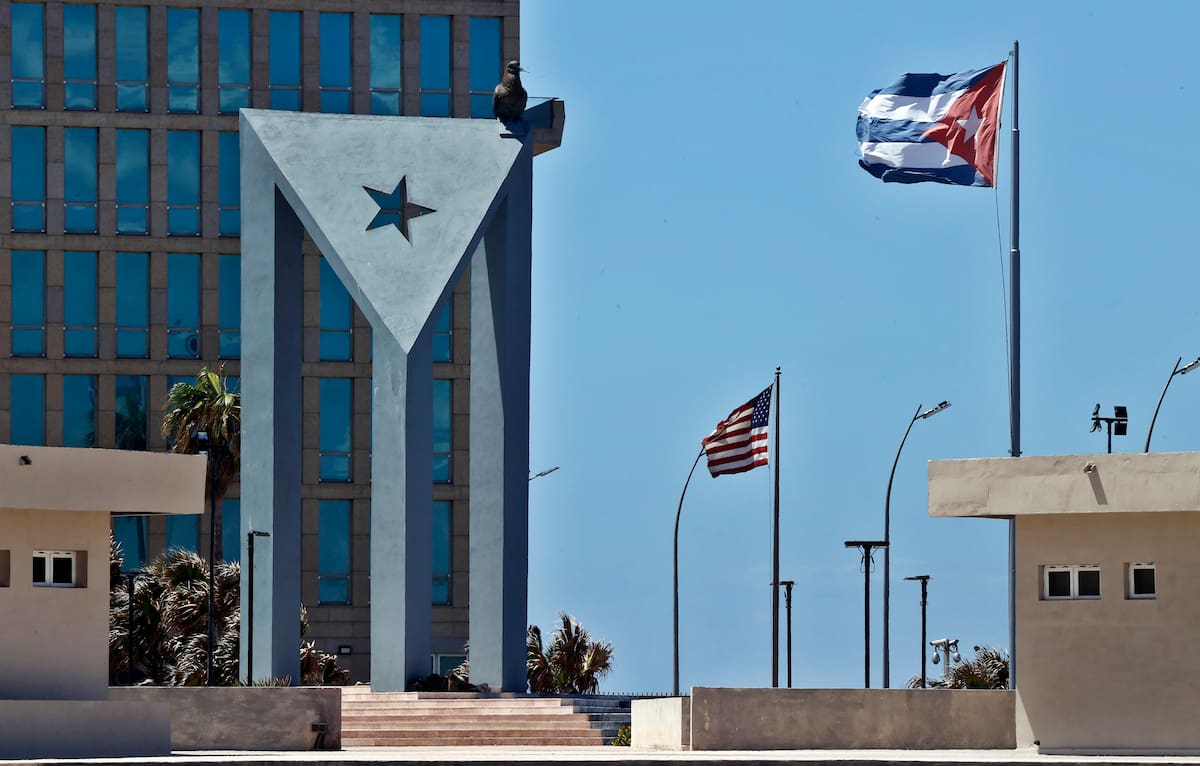 Fotografía que muestra un área de la sede de la Embajada de Estados Unidos este viernes en La Habana (Cuba). EFE/ Ernesto Mastrascusa