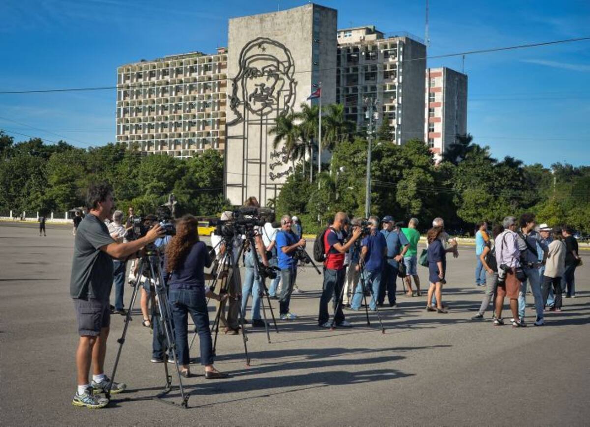 Ayer los camarógrafos y disidentes esperaban la realización de la tribuna pública que el gobierno cubano quiso impedir por medio de arrestos. AFP