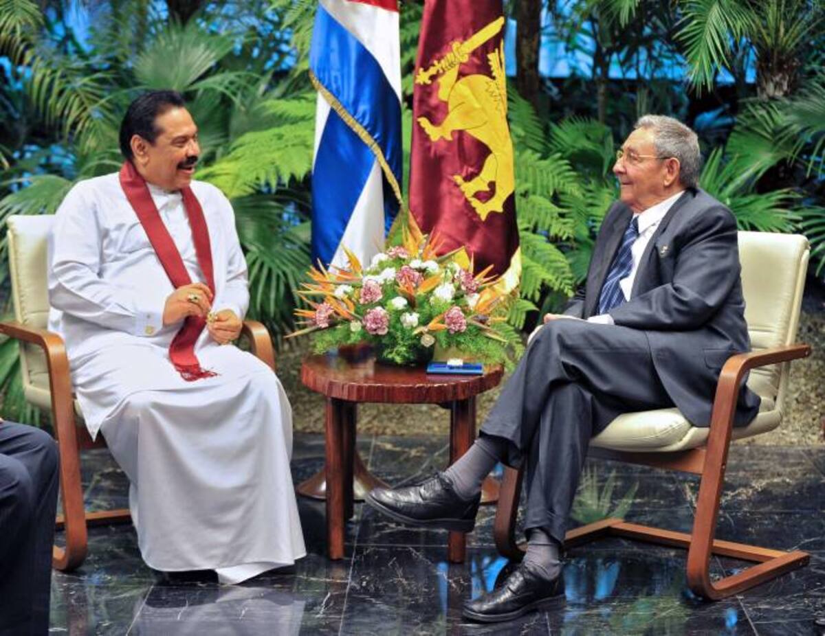 El presidente cubano Raúl Castro (der.) recibió al presidente de Sri Lanka, Mahinda Rajapakse en el Palacio de la Revolución de La Habana. AFP ADALBERTO ROQUE/POOL