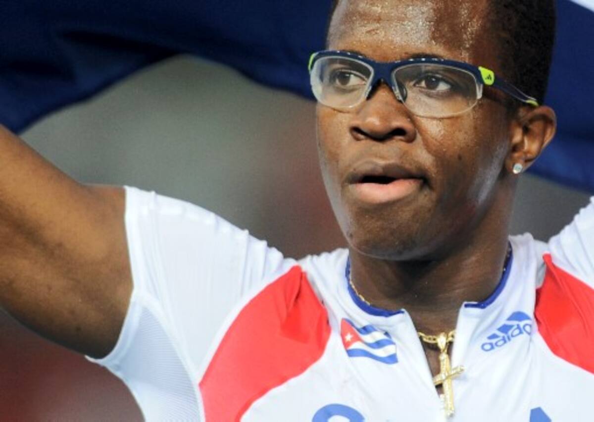 Dayron Robles perdió la medalla de oro en el escritorio, no en la pista. AFP