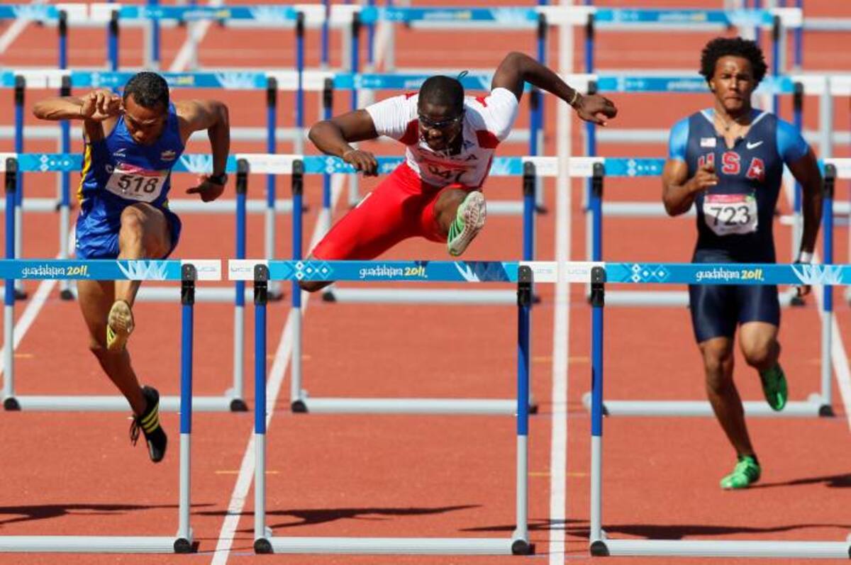 El colombiano Paulo Villar (izquierda) en la final de salto con vallas en los Juegos Panamericanos 2011. ARCHJIVO