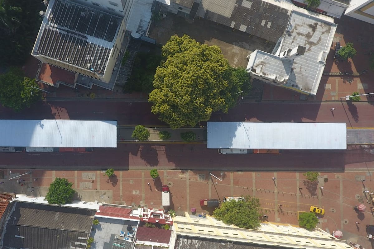 Instalan nuevas cubiertas en las estaciones de Transcaribe Centro y Chambacú