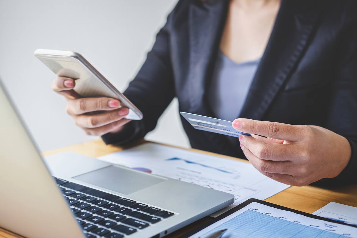 Lo primero que debes saber es que el banco no puede disponer libremente del dinero ni entregarlo de inmediato a cualquier persona // Freepik.