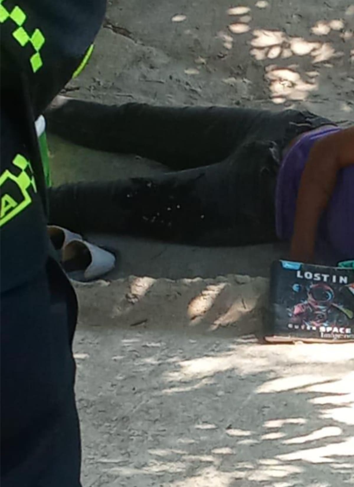El cuerpo de Dayana Aldana Ferrer, conocida como 'la Pelu', quedó tendida cerca del arroyo Don Juan, en barrio El Ferry de Barranquilla.//Cortesía Red de Cooperantes.
