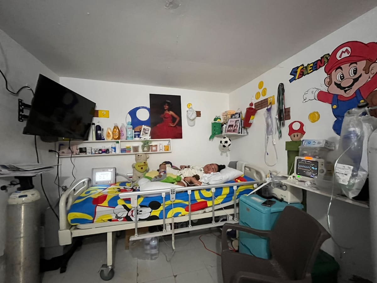 Esta es la habitación de Steven Cedeño, que además de ser su espacio de cuidado, refleja su identidad. // Cortesía
