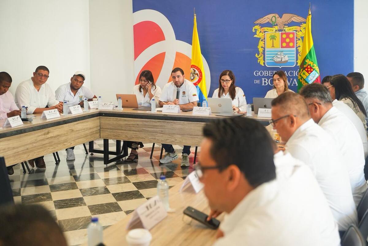 El gobernador de Bolívar, junto con los 46 alcaldes de los municipios del departamento, se reunieron para realizar seguimiento de las obras que están en ejecución y las que se desarrollarán en el 2026 - 2027. // Foto: Cortesía - Gobernación de Bolívar