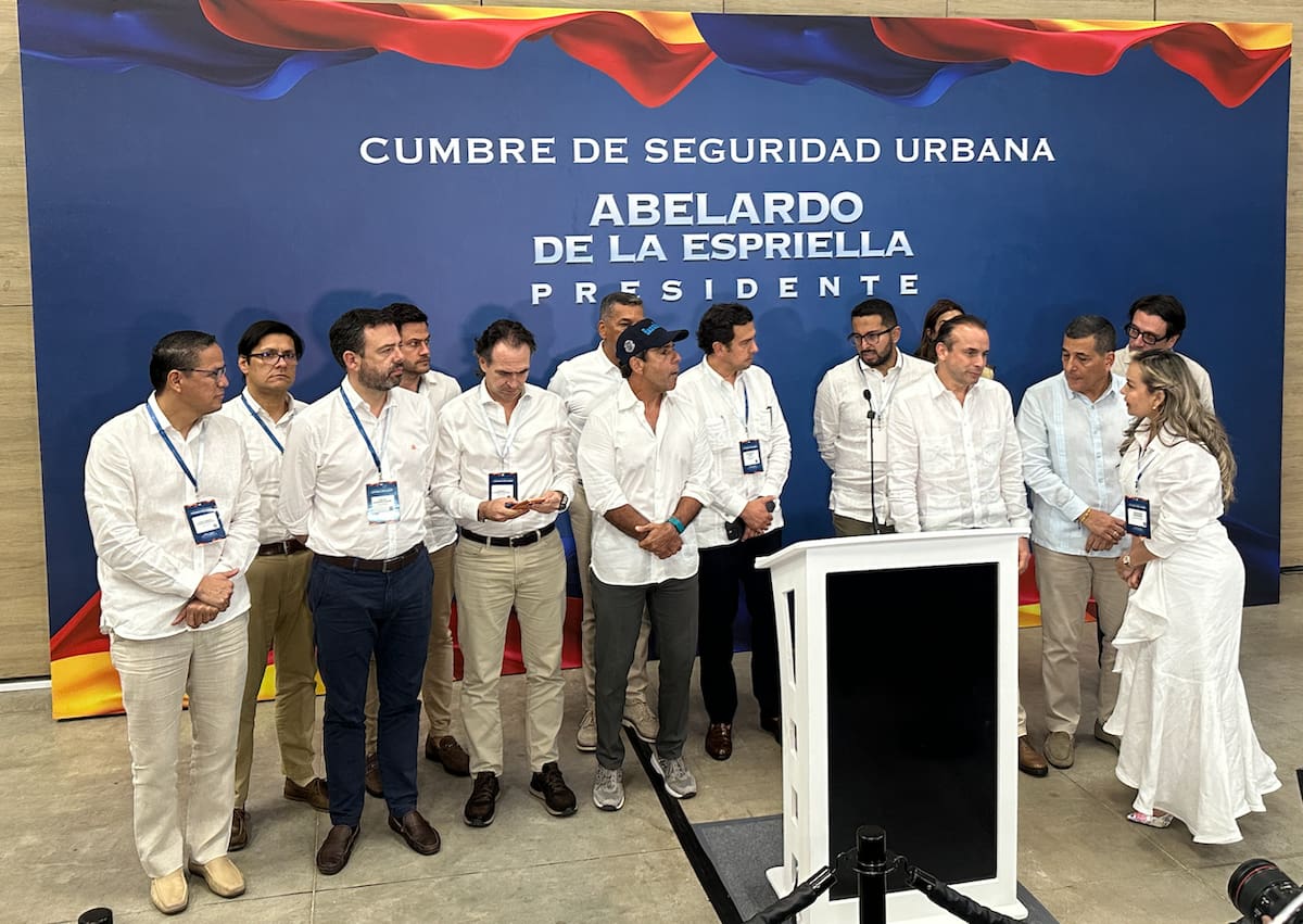 Los alcaldes que estuvieron reunidos este martes con el presidente electo Abelardo De La Espriella en Barranquilla.//El Universal.