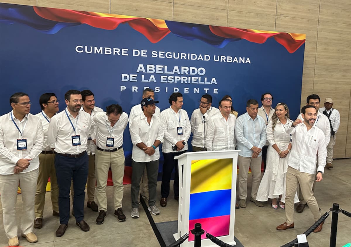 El presidente electo antes de declarar ante los medios de comunicación este martes en el Pabellón de Cristal en el Gran Malecón del Río.//El Universal.