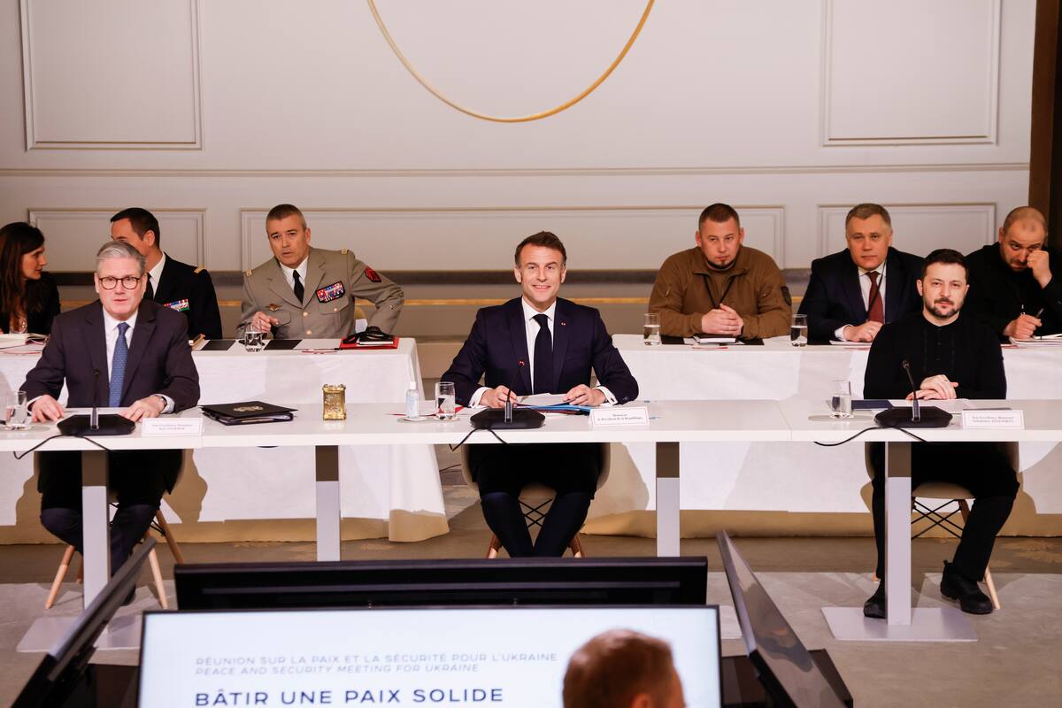 El Primer Ministro británico Keir Starmer (I), el Presidente de Francia Emmanuel Macron (C) y el Presidente de Ucrania Volodímir Zelenski (D) participan en una reunión durante la cumbre de la 'Coalición de Voluntarios' en el Palacio del Elíseo en París, Francia. //EFE