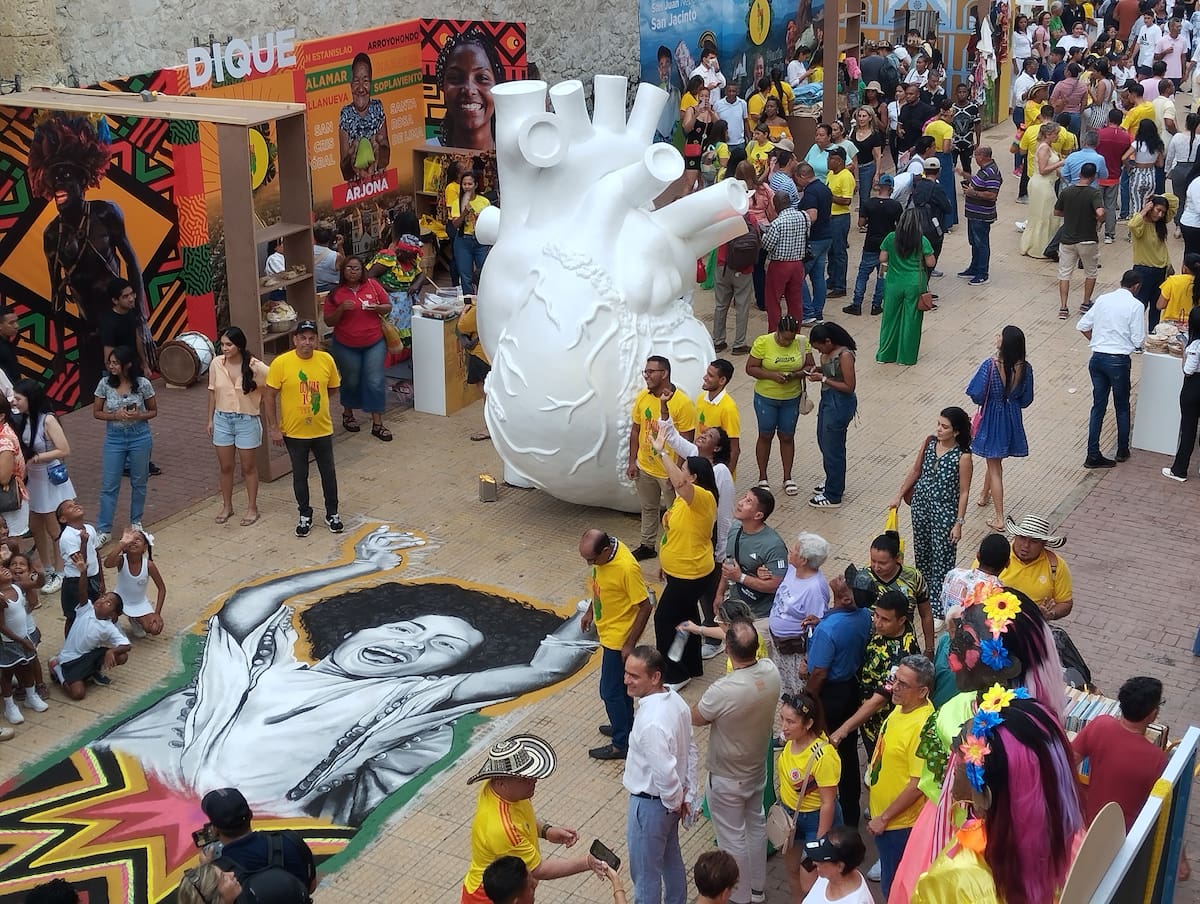 En la Plaza de la Proclamación se conmemoró el cumpleaños 167 del departamento de Bolívar, con muestras artísticas como la obra "Conrazón", de la artista plástica Manuela Echeverry. // Foto: Óscar Díaz - El Universal