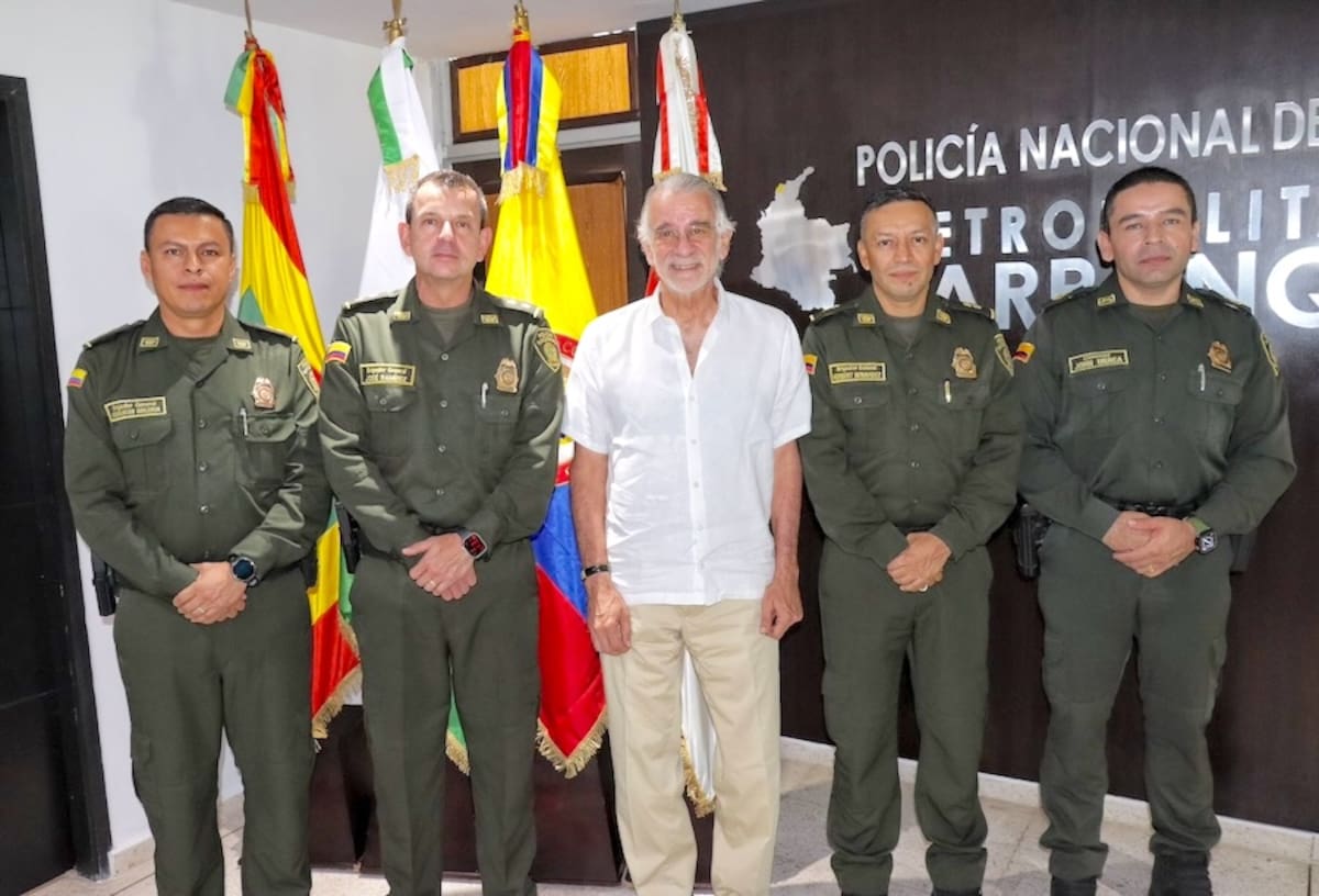 El brigadier general, José Luis Ramírez Hinestroza, jefe nacional del Servicio de la Policía; brigadier general, Warlington Waldrón, el comandante de la Regional de Policía Nº8; brigadier general Herbert Benavides, comandante de la Policía Metropolitana de Barranquilla, y el coronel Jhon Urrea, comandante de Policía Atlántico, junto al gobernador del Atlántico, Eduardo Verano.