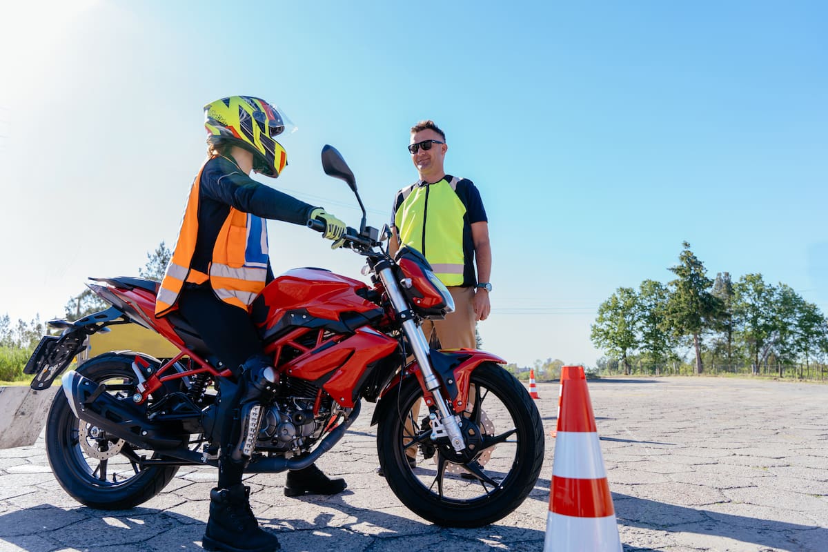 Las autoescuelas proporcionan instructores certificados para garantizar el aprendizaje no solo de cómo conducir la moto, también sobre las normas de tránsito. //123RF.