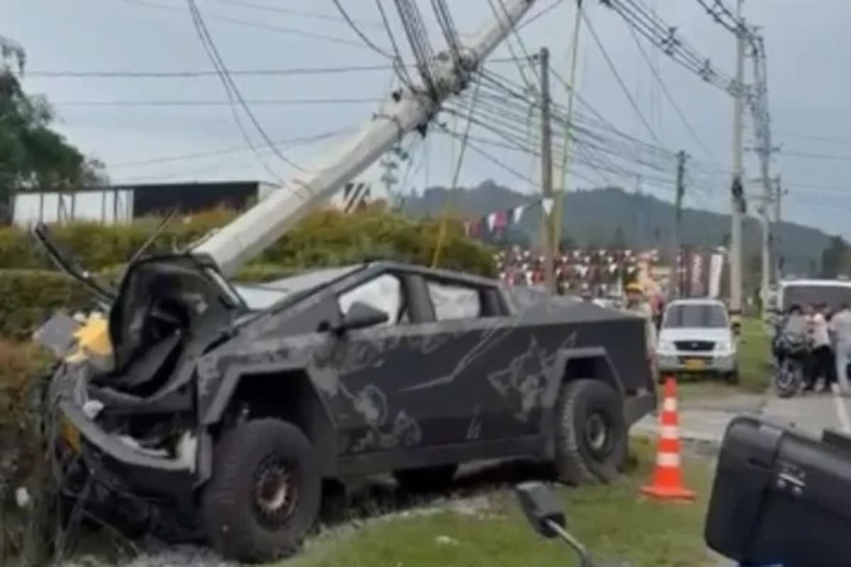 Una costosa Cybertruck de Tesla chocó contra un poste de luz en Antioquia: así quedó