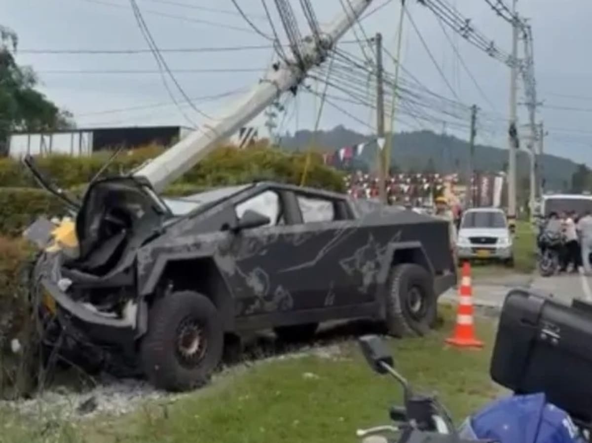 La Cybertruck accidentada en Llanogrande quedó gravemente afectada. // Foto: EL TIEMPO