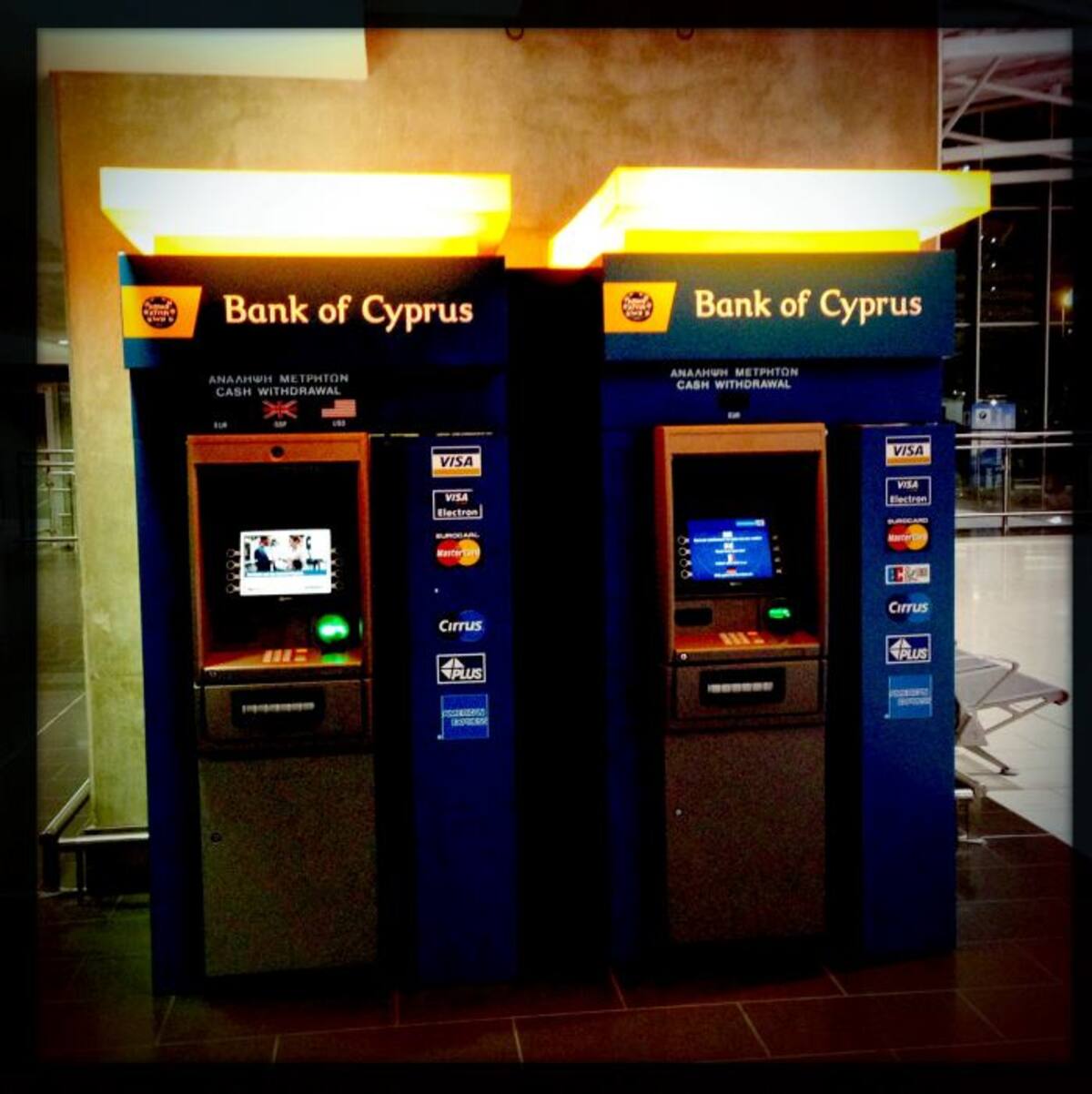 De acuerdo con la prensa griega, el Bank of Cyprus, el Banco Helénico y el banco Laiki cancelaron millones de euros en deudas en los últimos cinco años en beneficio de diputados, asociados o empresas ligadas a políticos chipriotas. AFP PATRICK BAZ