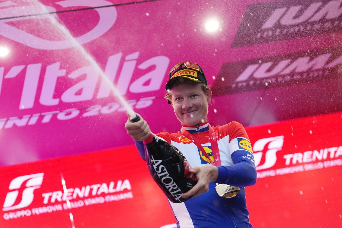 El ciclista holandés Daan Hoole del Lidl-Trek celebra en el podio tras ganar la décima etapa del Giro de Italia, una contrarreloj individual de Lucca a Pisa. //AP