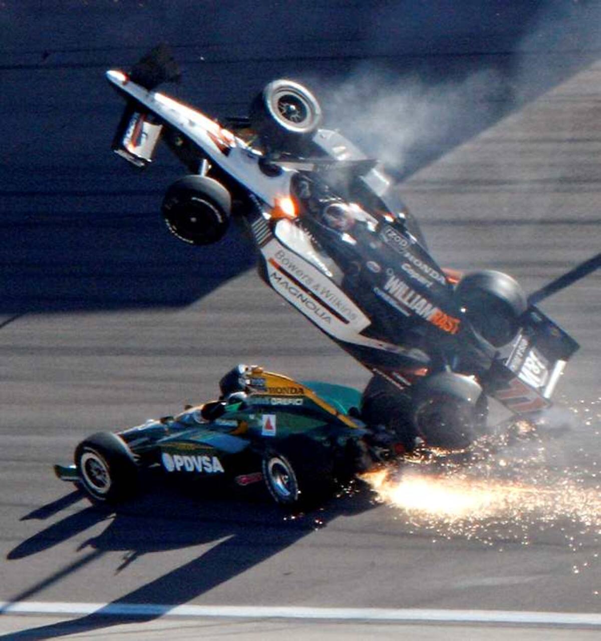 Dan Wheldon falleció este domingo en Las Vegas, estrellándose contra una cerca durante la 13ra vuelta de la última carrera de la temporada de la IndyCar. AFP