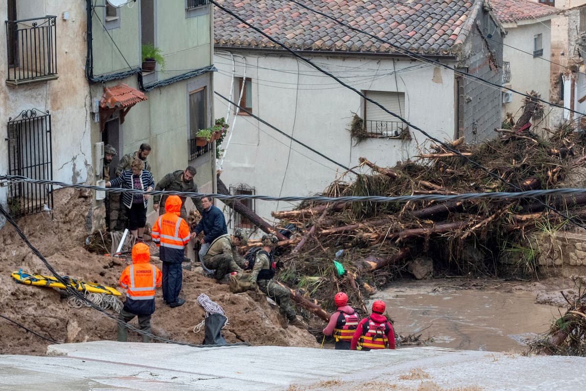 Miembros del Ejército español y servicios de emergencia rescatan a personas atrapadas en sus casas tras inundaciones en Letur, Albacete. //AP